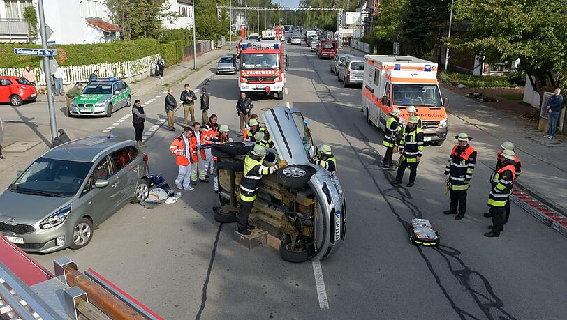 Weil der 84-Jährige zu stark gegenlenkte kippte der Opel Corsa um. Weil der 84-Jährige zu stark gegenlenkte kippte der Opel Corsa um.