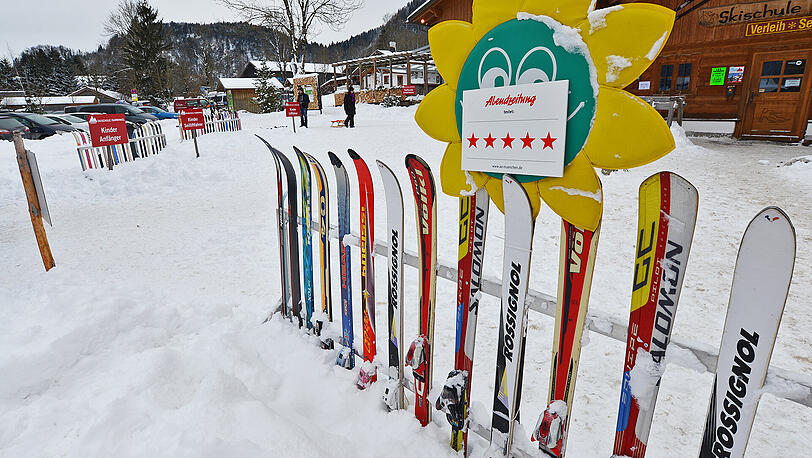 Den Jackpot landen Familien mit Kindern: In drei Kinder-Arealen und vielen Skischulen vor Ort ist der Nachwuchs im Brauneck bestens aufgehoben. 5 von 5 AZ-Sternen.