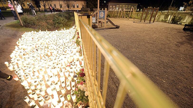 Unzählige Kerzen brennen vor dem Spielplatz in Porvoo (Finnland), auf dem wenige Stunden zuvor ein dreijähriges Kind vermutlich vom eigenen Vater erstochen wurde.