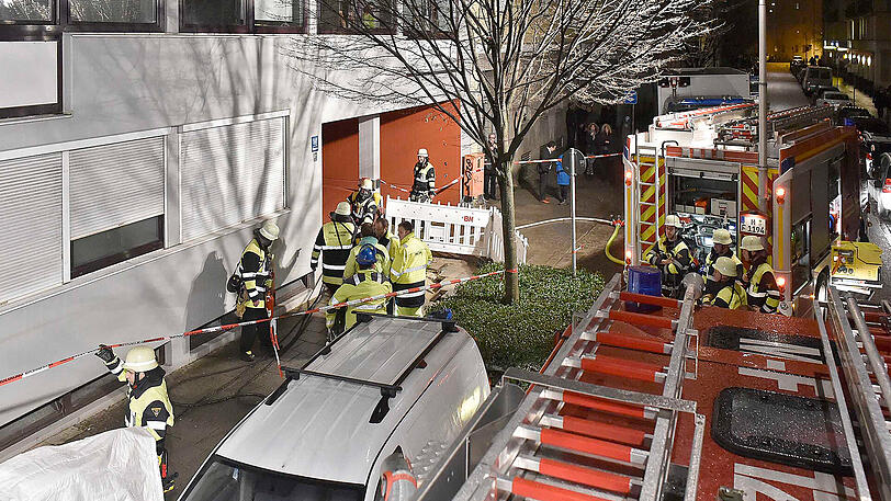 Die Feuerwehr an der Unfallstelle in der Klenzestraße.