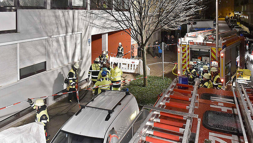 Die Feuerwehr an der Unfallstelle in der Klenzestraße. Die Feuerwehr an der Unfallstelle in der Klenzestraße.