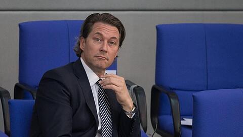 Andreas Scheuer (CSU), Bundesverkehrsminister, fordert die Autoindustrie zu mehr Tempo bei der E-Mobilität auf.