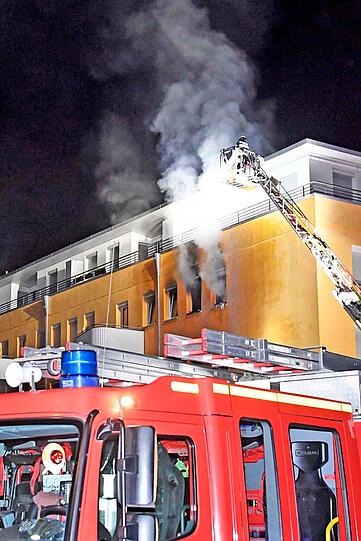 Obergiesing: Kurz vor Mitternacht brennt im dritten Stock eines Wohnblocks eine Wohnung.