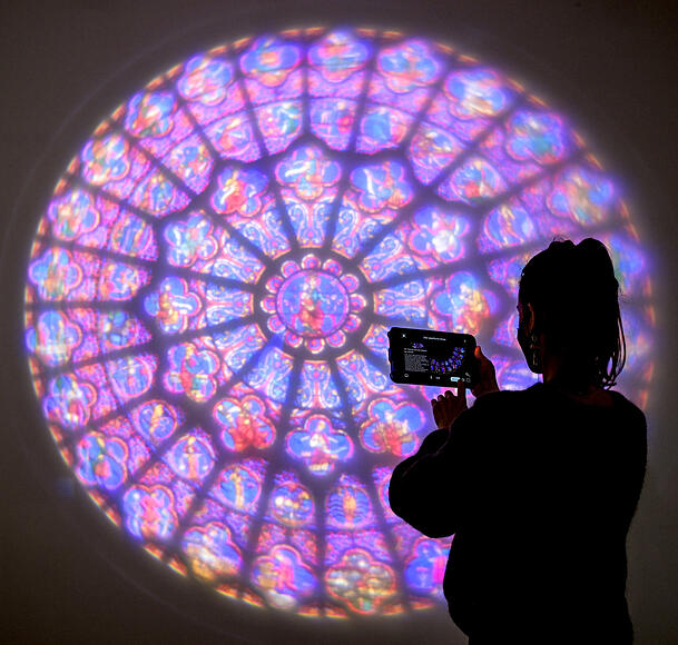 Cecile Guarinoni, Kulturbeauftragte des Institut Français Berlin, führt in der Ausstellung "Notre-Dame de Paris - Weltreise einer Kathedrale” im Institut Francais einen interaktiven Tablet-Guide vor. Die Wanderausstellung eröffnet am Sonntag. Cecile Guarinoni, Kulturbeauftragte des Institut Français Berlin, führt in der Ausstellung "Notre-Dame de Paris - Weltreise einer Kathedrale” im Institut Francais einen interaktiven Tablet-Guide vor. Die Wanderausstellung eröffnet am Sonntag.