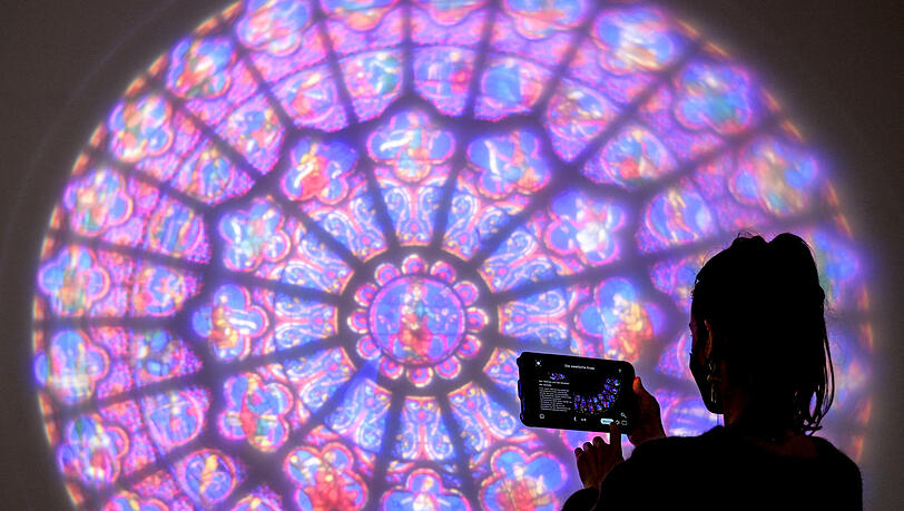 Cecile Guarinoni, Kulturbeauftragte des Institut Français Berlin, führt in der Ausstellung "Notre-Dame de Paris - Weltreise einer Kathedrale” im Institut Francais einen interaktiven Tablet-Guide vor. Die Wanderausstellung eröffnet am Sonntag. Cecile Guarinoni, Kulturbeauftragte des Institut Français Berlin, führt in der Ausstellung "Notre-Dame de Paris - Weltreise einer Kathedrale” im Institut Francais einen interaktiven Tablet-Guide vor. Die Wanderausstellung eröffnet am Sonntag.