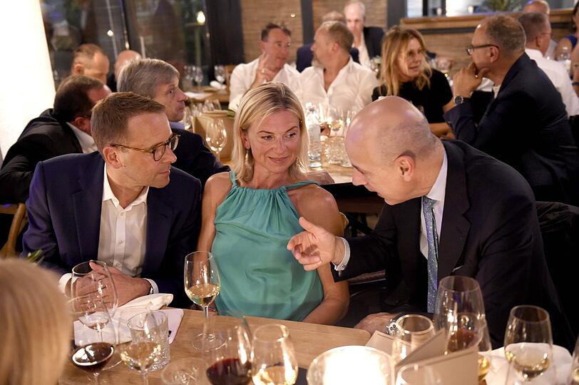 Christian Hartel (l., Vorsitzender des Vorstands der Wacker Chemie ) und Frau Anita mit Nicolas Peter (BMW-Vorstandsmitglied Finanzen).