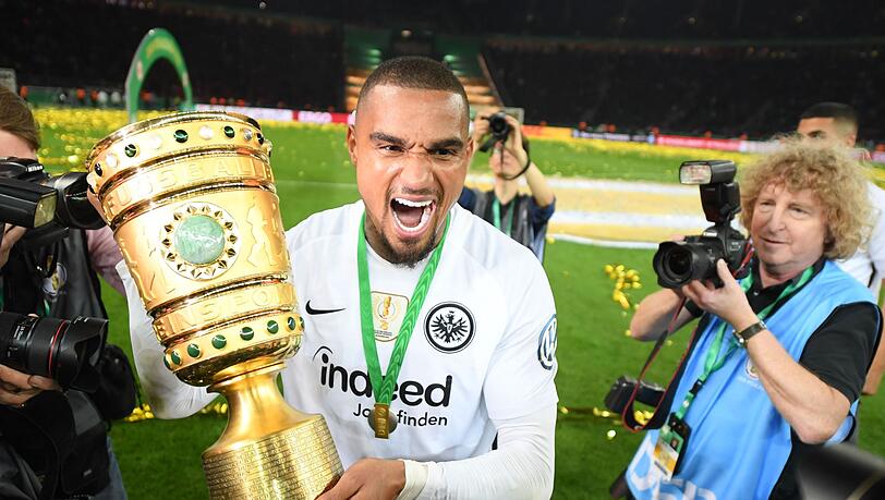 Kevin-Prince Boateng nach dem DFB-Pokalsieg 2018 im Trikot von Eintracht Frankfurt. Nach 18 Jahren beendet Boateng seine Karriere.