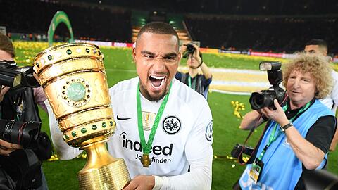 Kevin-Prince Boateng nach dem DFB-Pokalsieg 2018 im Trikot von Eintracht Frankfurt. Nach 18 Jahren beendet Boateng seine Karriere.