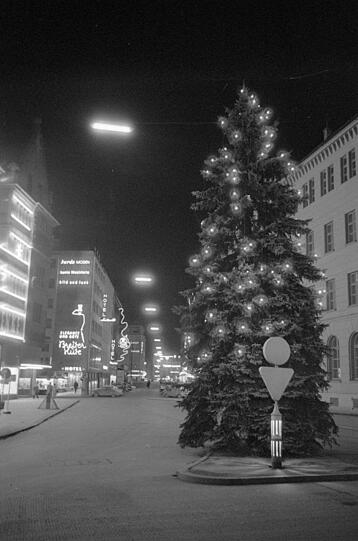 Blick in die Sch&uuml;tzenstra&szlig;e, links Hertie, rechts Telegrafenamt.