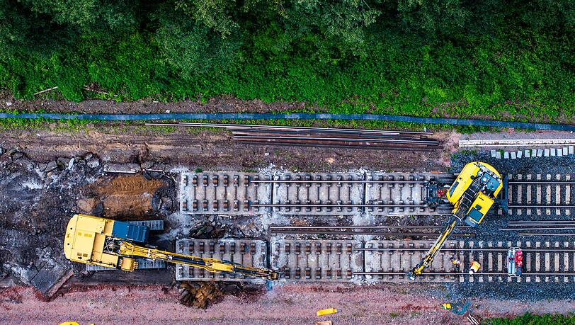 Pendler m&uuml;ssen weiter Geduld beweisen: Die Sanierung der Strecke Hamburg-Berlin verz&ouml;gert sich. (Archivbild)