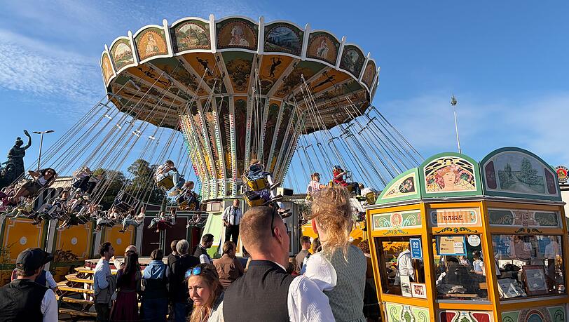 Der Kettenflieger der Familie Kalb wurde vor &uuml;ber hundert Jahren gebaut und erfreut bis heute die Besucher des Oktoberfests. Passend zu dem historischen Feeling findet man das Kettenkarussell auf der Oidn Wiesn, am Fu&szlig;e der Bavaria.