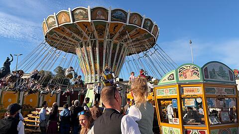 Der Kettenflieger der Familie Kalb wurde vor &uuml;ber hundert Jahren gebaut und erfreut bis heute die Besucher des Oktoberfests. Passend zu dem historischen Feeling findet man das Kettenkarussell auf der Oidn Wiesn, am Fu&szlig;e der Bavaria.
