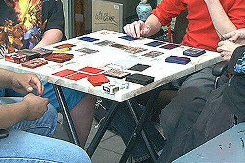 Yu-Gi-Oh-Spieler beim Karteln.
