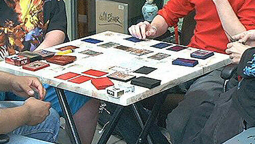 Yu-Gi-Oh-Spieler beim Karteln. Yu-Gi-Oh-Spieler beim Karteln.