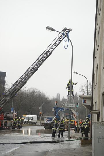 Erst um 9.40 Uhr konnte das Ausströmen des Wassers gestoppt werden.