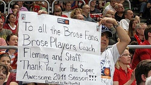 Schriftliches Dankeschön der Bamberger Basketball-Fans: Aber die Erwartungen für die Playoffs sind riesengroß.