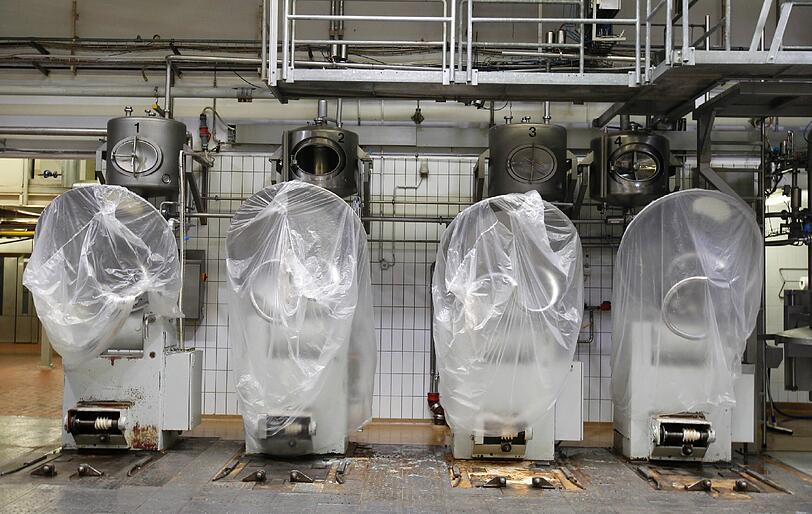 Archivbilder: Mitarbeiter von Müller-Brot reinigen im März im Produktionsgebäude der Müller-Brot GmbH in Neufahrn. Nach jahrelangen Hygieneproblemen hatten die Aufsichtsbehörden die Müller-Brot-Fabrik in Neufahrn bei München Ende Januar 2012 geschlossen. Wenige Wochen später meldete das Unternehmen Insolvenz an.