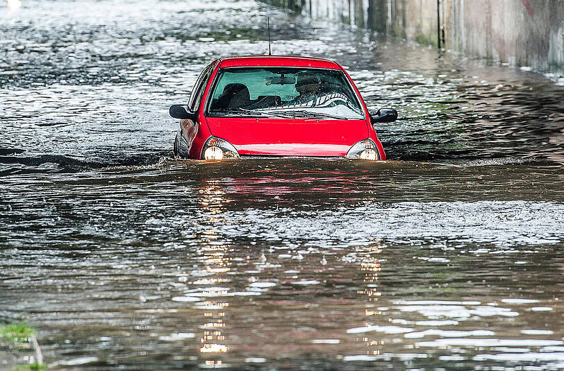 Überflutete Straße in Flensburg: Sturmtief "Zeljko" zog mit Gewitter und Starkregen über den Norden hinweg. Foto: Benjamin Nolte