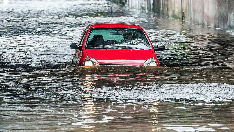 Überflutete Straße in Flensburg: Sturmtief "Zeljko" zog mit Gewitter und Starkregen über den Norden hinweg. Foto: Benjamin Nolte Überflutete Straße in Flensburg: Sturmtief "Zeljko" zog mit Gewitter und Starkregen über den Norden hinweg. Foto: Benjamin Nolte