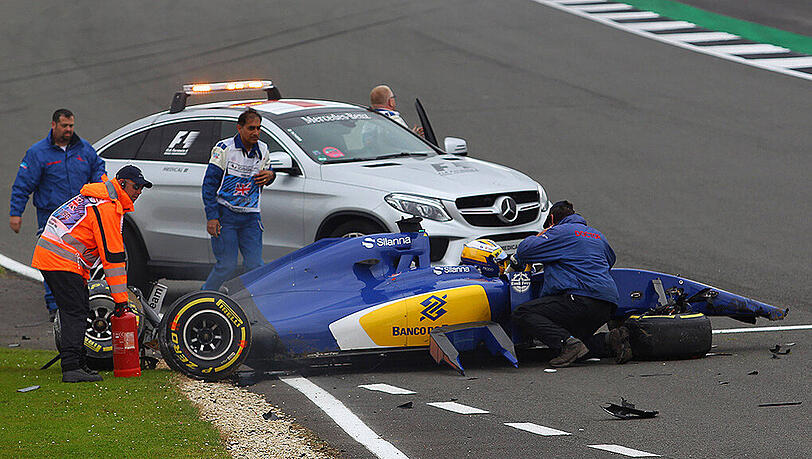 Rund 20 Minuten vor dem Ende der Session sorgte Sauber-Pilot Marcus Ericsson mit einem Crash für eine Schrecksekunde. Der Schwede verlor die Kontrolle über seinen Wagen und krachte in die Streckenbegrenzung. Rund 20 Minuten vor dem Ende der Session sorgte Sauber-Pilot Marcus Ericsson mit einem Crash für eine Schrecksekunde. Der Schwede verlor die Kontrolle über seinen Wagen und krachte in die Streckenbegrenzung.