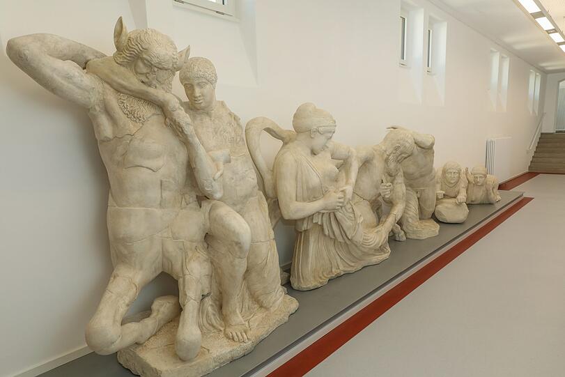 Auch etwas ganz besonderes: Die Giebelfiguren dess Zeustempels. Das Ensemble aus 21 Figuren, welches 1:1 dem Original vom Westgiebel des Zeustempels aus dem Antiken Olympia entspricht, ist 3,5 Meter hoch und 30 Meter lang. Sie werden als Dauerleihgabe vom "Museum für Abgüsse Klassischer Bildwerke" zur Verfügung gestellt.