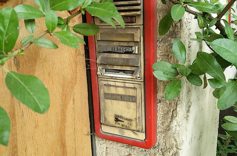Hier macht keiner mehr auf: das Klingelschild am Seiteneingang.