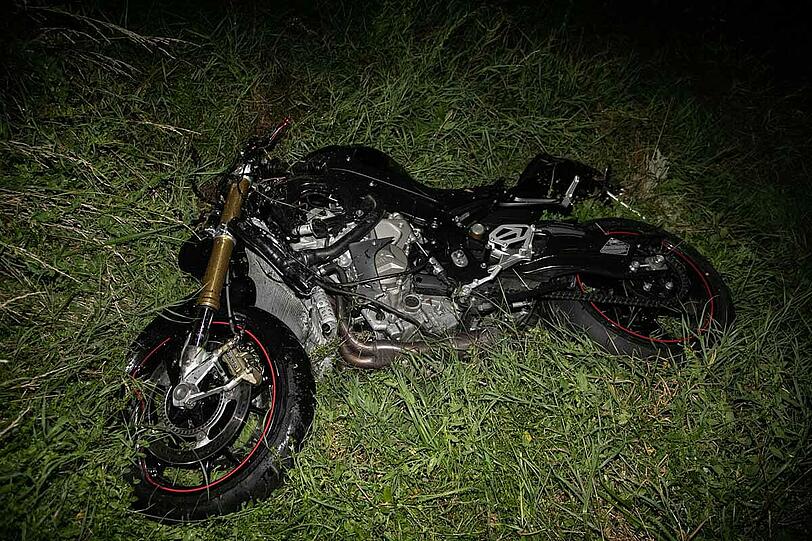 Der Motorradfahrer prallte mit hoher Wucht in einen abbiegenden Audi und zog sich dabei tödliche Verletzungen zu.