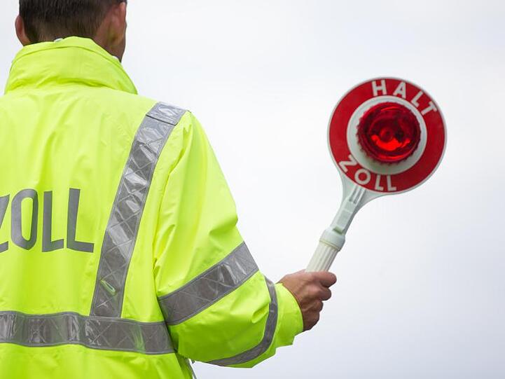 Ein Zollbeamter. Foto: Friso Gentsch/Archivbild