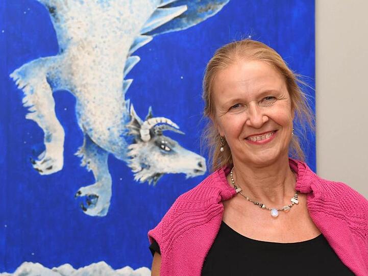Cornelia Funke vor ihrem Werk "Saum des Himmels" aus dem Jahr 2016.