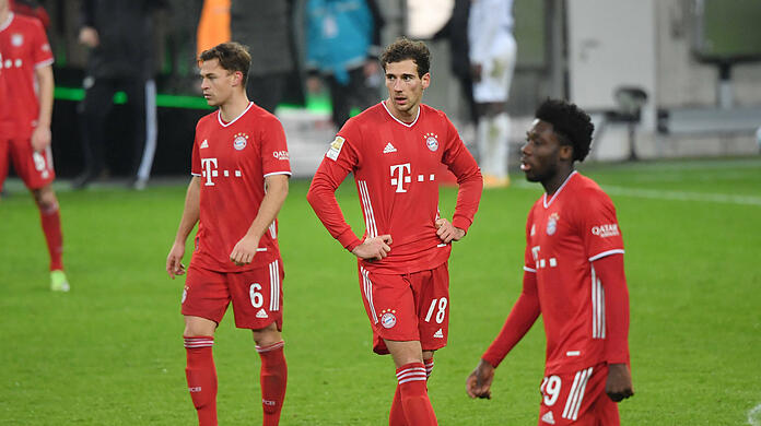 Nach der Bayern-Pleite in Mönchengladbach mehr als bedient: Joshua Kimmich, Leon Goretzka  und Alphonso Davies (von links).