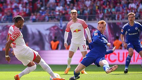 Schalkes Sepp van den Berg (r) versucht den Schuss von Leipzigs Christopher Nkunku zu blocken.