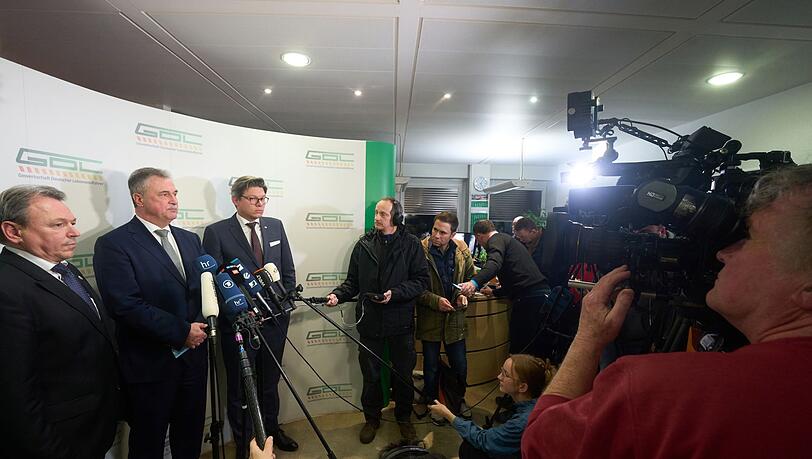 Mario Reiß (l-r), GDL-Vorstand, Claus Weselsky, Vorsitzender der Gewerkschaft Deutscher Lokomotivführer (GDL), und Lars U. Jedinat, GDL-Vorstand, verkünden das Urabstimmungsergebnis.