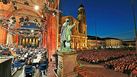 Der Idealfall: "Klassik am Odeonsplatz" in einer lauen Sommernacht ohne Wölkchen am Himmel. Foto: Marcus Schlaf