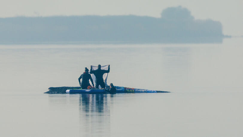 Retter sind am Freitagmorgen in der N&auml;he des Buckelwals vor der Insel Poel und legen T&uuml;cher auf dessen R&uuml;cken aus, um ihn vor der Sonne zu sch&uuml;tzen.