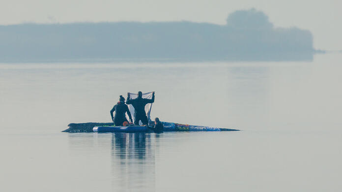 Retter sind am Freitagmorgen in der Nähe des Buckelwals vor der Insel Poel und legen Tücher auf dessen Rücken aus, um ihn vor der Sonne zu schützen. Retter sind am Freitagmorgen in der Nähe des Buckelwals vor der Insel Poel und legen Tücher auf dessen Rücken aus, um ihn vor der Sonne zu schützen.