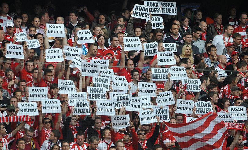 ... auf der anderen Seite, die Fans, die Neuer nicht in München willkommen heißen wollen.