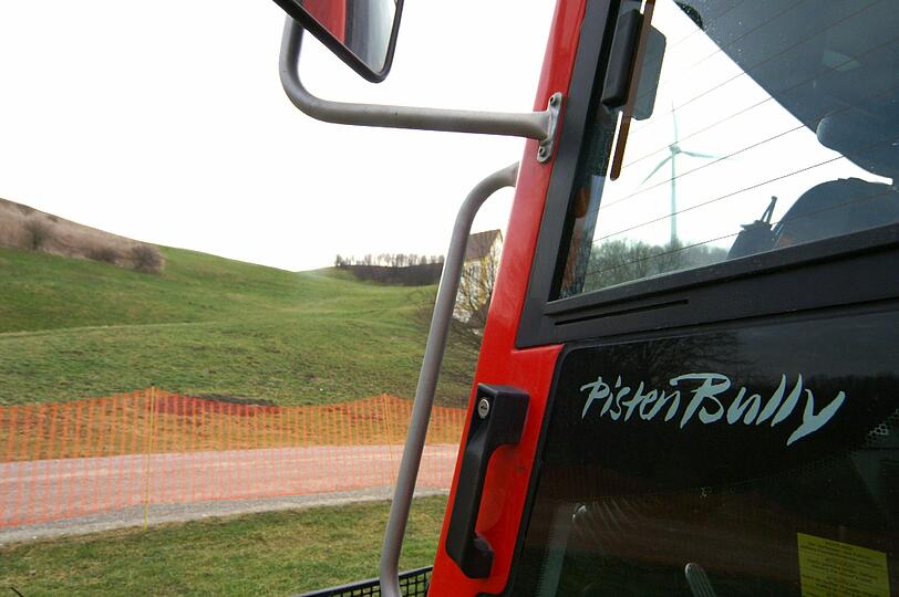 Der Ski-Berg in Fröttmaning - derzeit fahren die Pistenraupen auf Gras