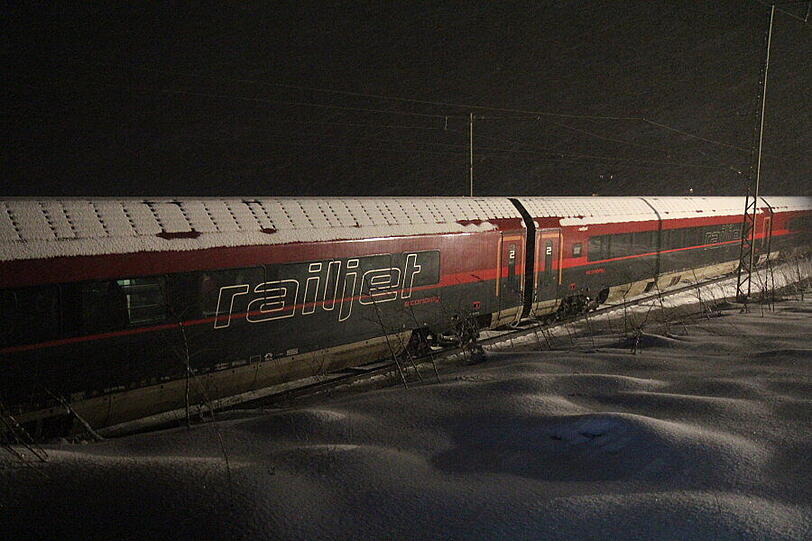 In Surberg bei Traunstein kollidiert ein Railjet-Zug mit dem Auto einer Rentnerin, das auf die Gleise gerutscht ist. Das Auto wird von der Wucht des Aufpralls in zwei Teile zerrissen. Verletzt wird glücklicherweise niemand.