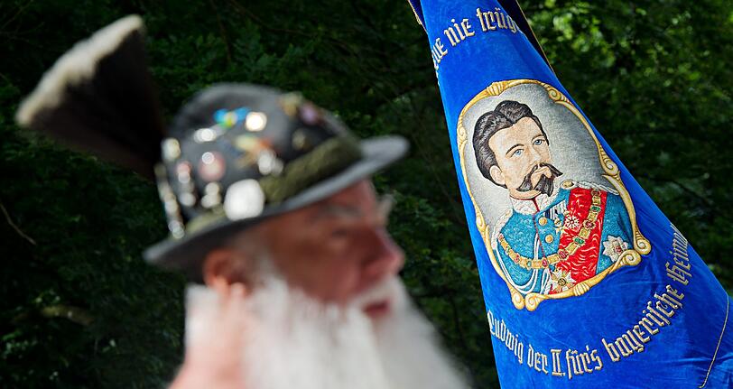 Vor 128 Jahren ertrank Ludwig II. im Starnberger See. Am Samstag kamen hunderte "Königstreue" nach Berg um seiner zu gedenken. Die Bilder!