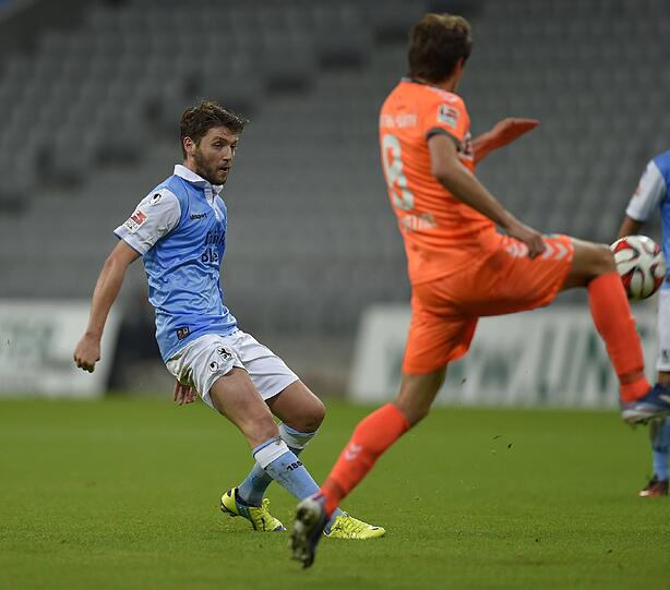 In der 74. Minute kommt Ilie Sanchez an den Ball, nachdem Rodri den Ball in der gegnerischen Hälfte erkämpft hat. Der Spanier sieht das der Torhüter zu weit vor dem Tor steht und fasst sich ein Herz.