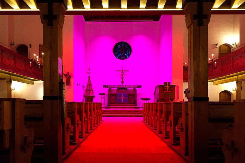 So sieht man ein Gotteshaus selten: Die Stephanuskirche in Rot-Pink.
