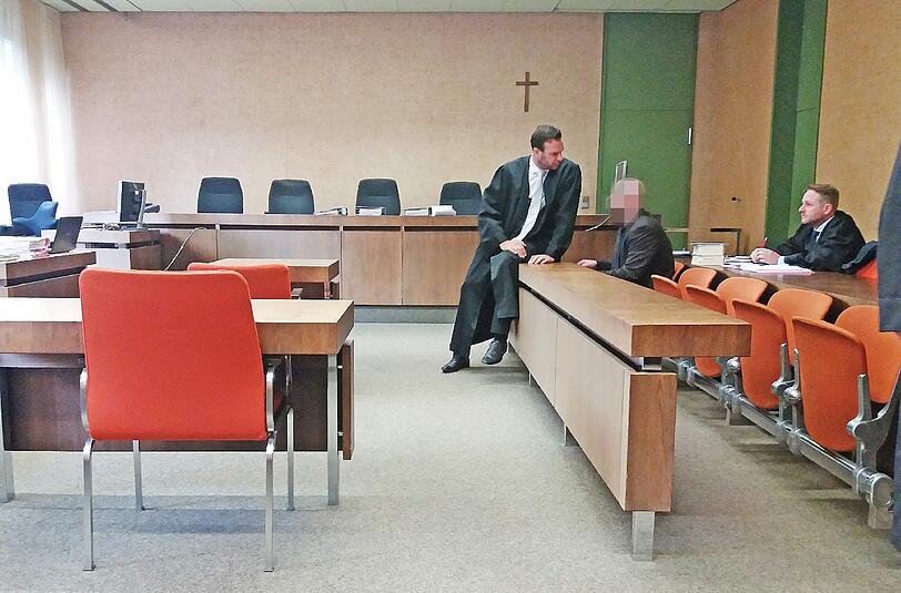 Vor dem Prozess: Der Angeklagte berät sich mit seinem Anwalt Marc Herzog.