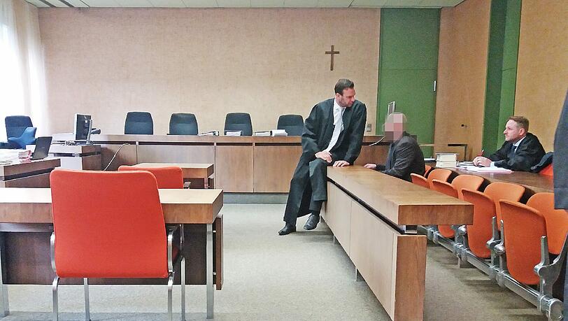 Vor dem Prozess: Der Angeklagte berät sich mit seinem Anwalt Marc Herzog.
