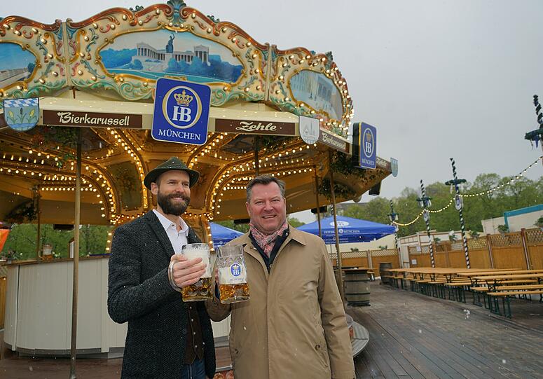 Prost: Bürgermeister Josef Schmid (r.) mit Bierkarussel-Betreiber Manfred Zehle jun.
