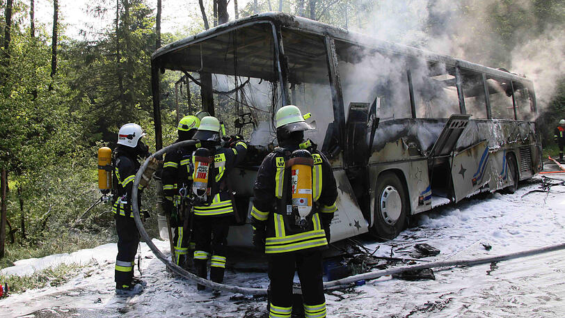 Der Bus ist völlig ausgebrannt - verletzt wurde glücklicherweise niemand.