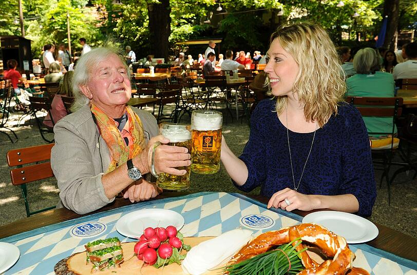Bayerische Kommunikation: Prost! Hier unterhält sich AZ-Reporterin Kimberly Hoppe mit dem Feinkost-König.