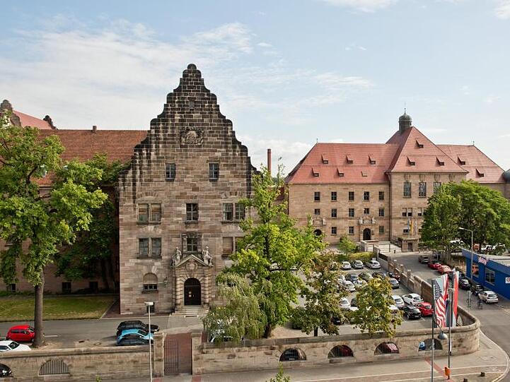 Außenansicht des Landgerichts Nürnberg-Fürth mit dem Museum "Memorium Nürnberger Prozesse". Foto: Daniel Karmann/dpa/Archivbild