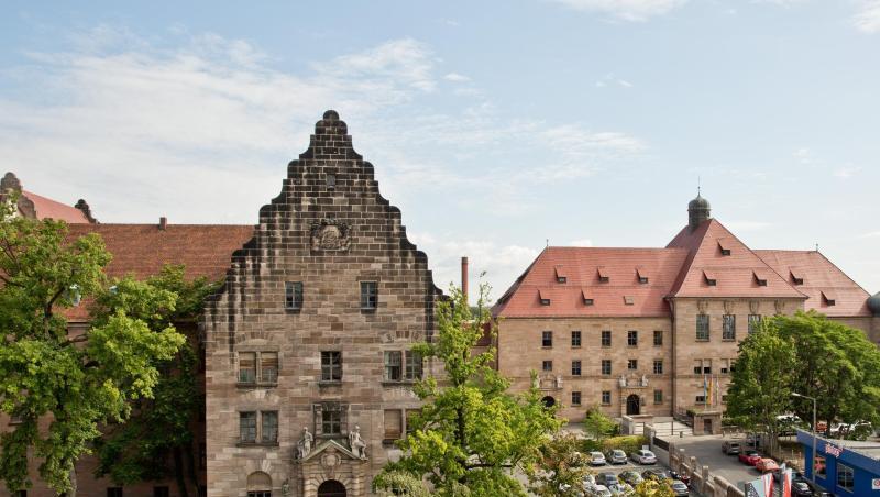 Außenansicht des Landgerichts Nürnberg-Fürth mit dem Museum "Memorium Nürnberger Prozesse". Foto: Daniel Karmann/dpa/Archivbild Außenansicht des Landgerichts Nürnberg-Fürth mit dem Museum "Memorium Nürnberger Prozesse". Foto: Daniel Karmann/dpa/Archivbild