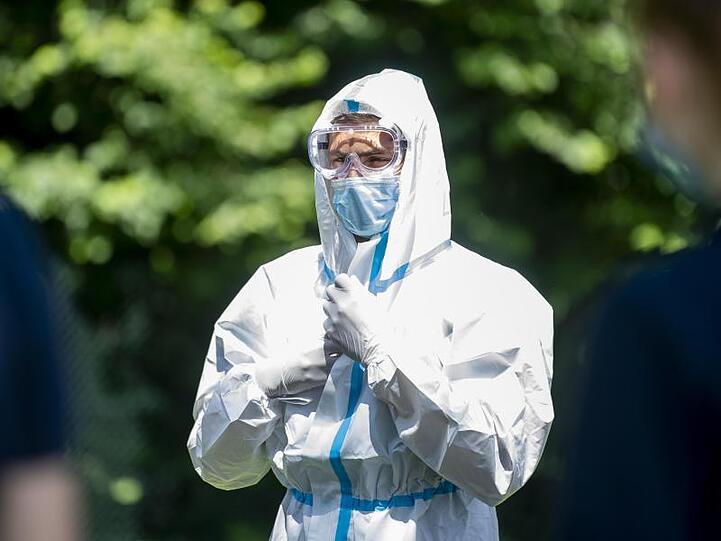 Im Kreis Gütersloh werden Bürger in Quarantäne besucht und getestet.