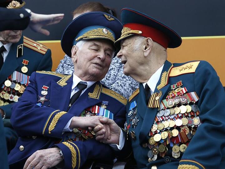 In Moskau warten russische Kriegsveteranen auf den Beginn der Militärparade.
